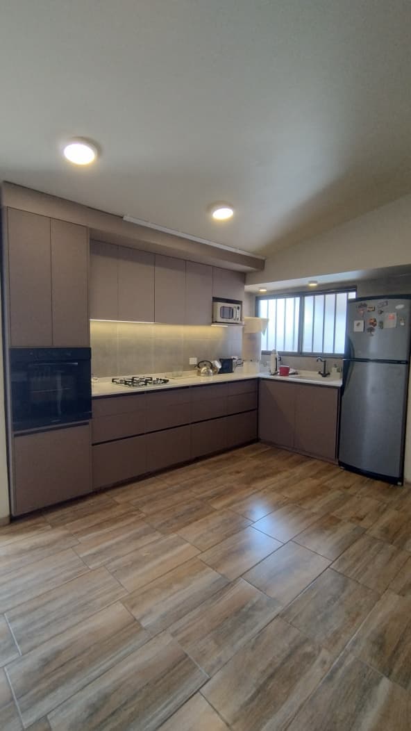 Cocina oscura con granito